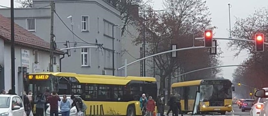 Dwa miejskie autobusy zderzyły się w centrum Gliwic. Jedna osoba trafia do szpitala. Wstępnie ustalono, że kierowca jednego z pojazdów wymusił pierwszeństwo. 