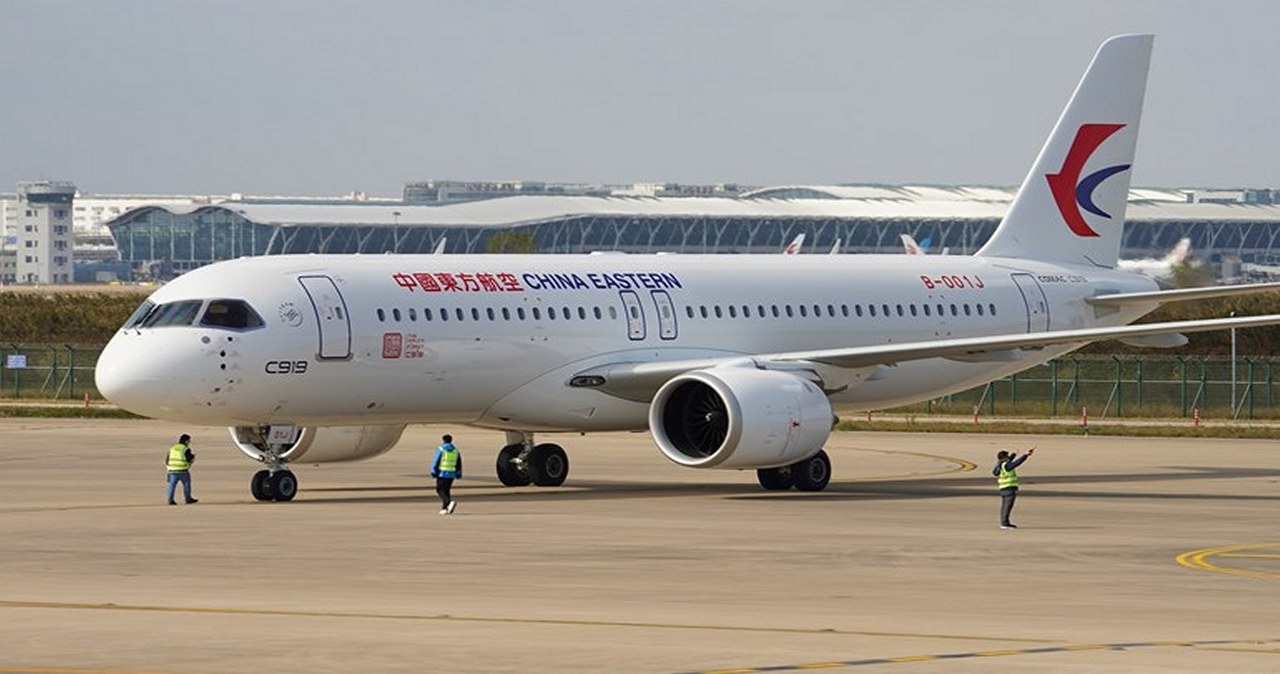 Chiny w końcu przełamały globalny duopol Boeinga i Airbusa w kwestii dostarczania samolotów dla linii lotniczych. To historyczne wydarzenie dla tego kraju. Pierwszy seryjnie produkowany samolot pasażerski COMAC C919 właśnie trafił do klienta.