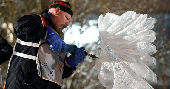 Przed nami drugi dzień Poznań Ice Festivalu, czyli festiwalu rzeźby lodowej, który przez cały weekend odbywa się w stolicy Wielkopolski. Dziś oraz jutro poznaniacy mogą podziwiać zmagania zawodników rzeźbiących w bryłach lodu.