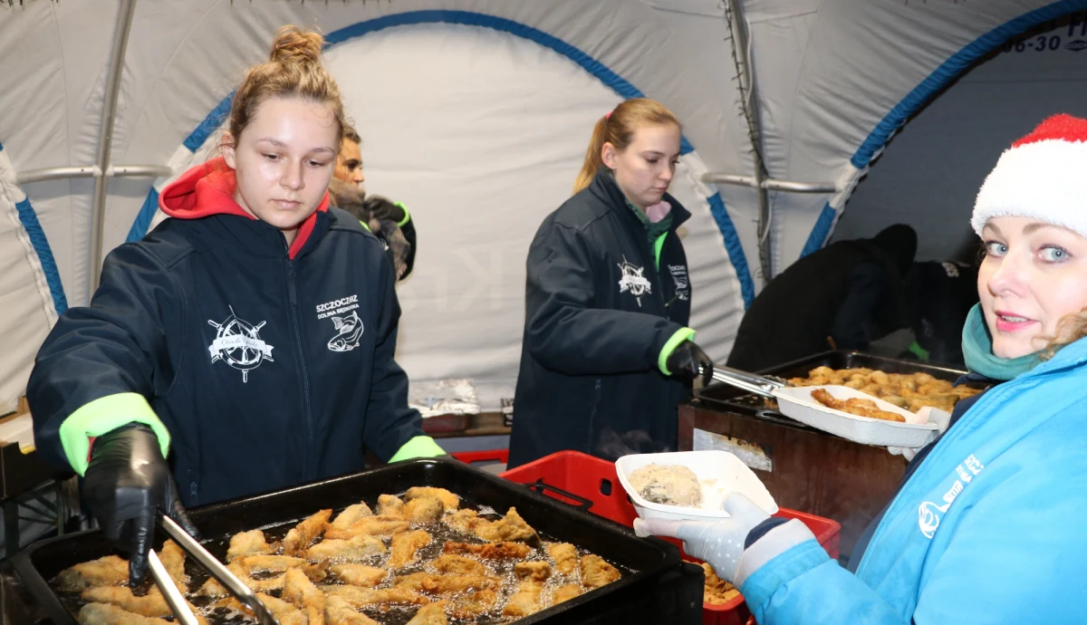 Przedświąteczny karp dla Krakowa - to akcja, w ramach której do mieszkańców stolicy Małopolski trafi w sumie 10 tysięcy porcji karpia, ale także barszcz czerwony czy kapusta z grochem. Ryby pochodzą z ekologicznych stawów z Doliny Będkowskiej. W piątek darmowy poczęstunek można było odebrać przy pętli tramwajowej Kurdwanów. 