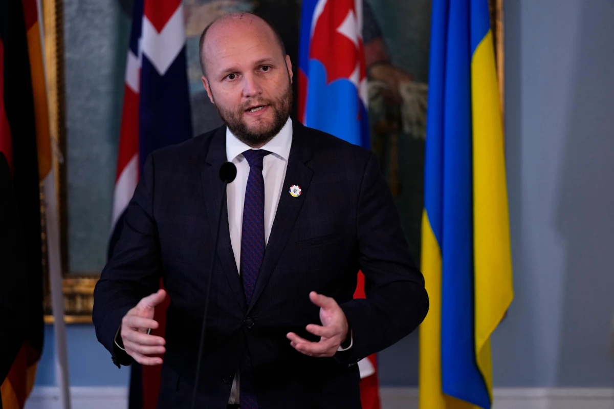 Ministerstwo Obrony Słowacji stało się w piątek celem cyberataku. Najprawdopodobniej z powodu tego incydentu przestała działać strona resortu. Zdaniem jego szefa Jaroslava Nad’a za atakiem stała rosyjska grupa. Nad’ potwierdził też, że na Ukrainie została zniszczona jedna z ośmiu dostarczonych przez Słowację samobieżnych haubic Zuzana 2.