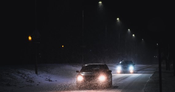 Śnieżyce przechodzą nad Polską. Synoptycy prognozują, że w niektórych miejscach spaść może nawet 20 cm śniegu. Szczególnie trudna sytuacja panuje na południu kraju m.in. w Małopolsce. Łukasz Kmita w RMF FM apeluje do kierowców, by nie wyjeżdżali w trasy, jeśli absolutnie nie muszą. Na drogi został wysłany cały dostępny sprzęt. Zablokowana jest m.in. DK28 w miejscowości Osielec, korkuje się autostrada A4. Z utrudnieniami należy liczyć się także na drodze krajowej 94 i trasie S7. 
