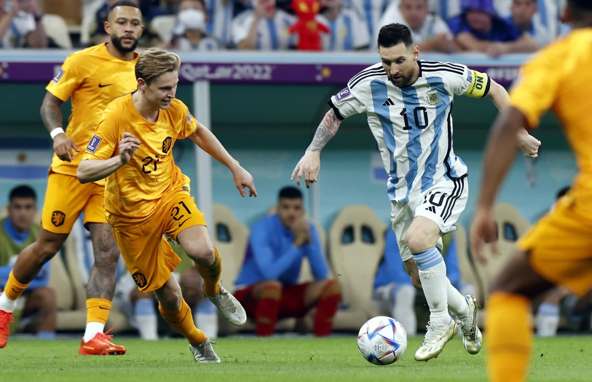 Argentyna zagra w półfinale mundialu w Katarze. "Albiceleste" pokonali Holandię w rzutach karnych 4:3. Regulaminowy czas przyniósł remis 2:2. W dogrywce bramek nie było. Argentyna w półfinale zagra z Chorwacją, która pokonała - również po rzutach karnych - Brazylię. 