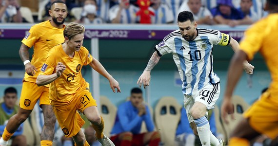 Argentyna zagra w półfinale mundialu w Katarze. "Albiceleste" pokonali Holandię w rzutach karnych 4:3. Regulaminowy czas przyniósł remis 2:2. W dogrywce bramek nie było. Argentyna w półfinale zagra z Chorwacją, która pokonała - również po rzutach karnych - Brazylię. 