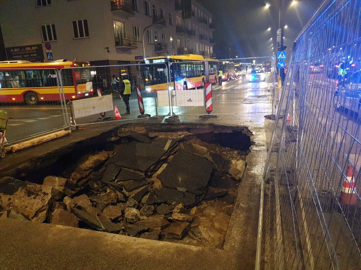 Dopiero po południu ma być przywrócony normalny ruch na skrzyżowaniu Grochowskiej i Zamienieckiej w Warszawie. Wczoraj zapadła się tam jezdnia. Powodem była awaria wodociągowej. 