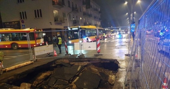 Dopiero po południu ma być przywrócony normalny ruch na skrzyżowaniu Grochowskiej i Zamienieckiej w Warszawie. Wczoraj zapadła się tam jezdnia. Powodem była awaria wodociągowej. 