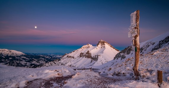 Drugi, umiarkowany stopień zagrożenia lawinowego w Tatrach ogłosili w sobotę ratownicy TOPR. W Tatrach po nocnych opadach śniegu zrobiło się bardzo niebezpiecznie. Zagrożenie lawinowe dodatkowo potęguje silny wiatr.
