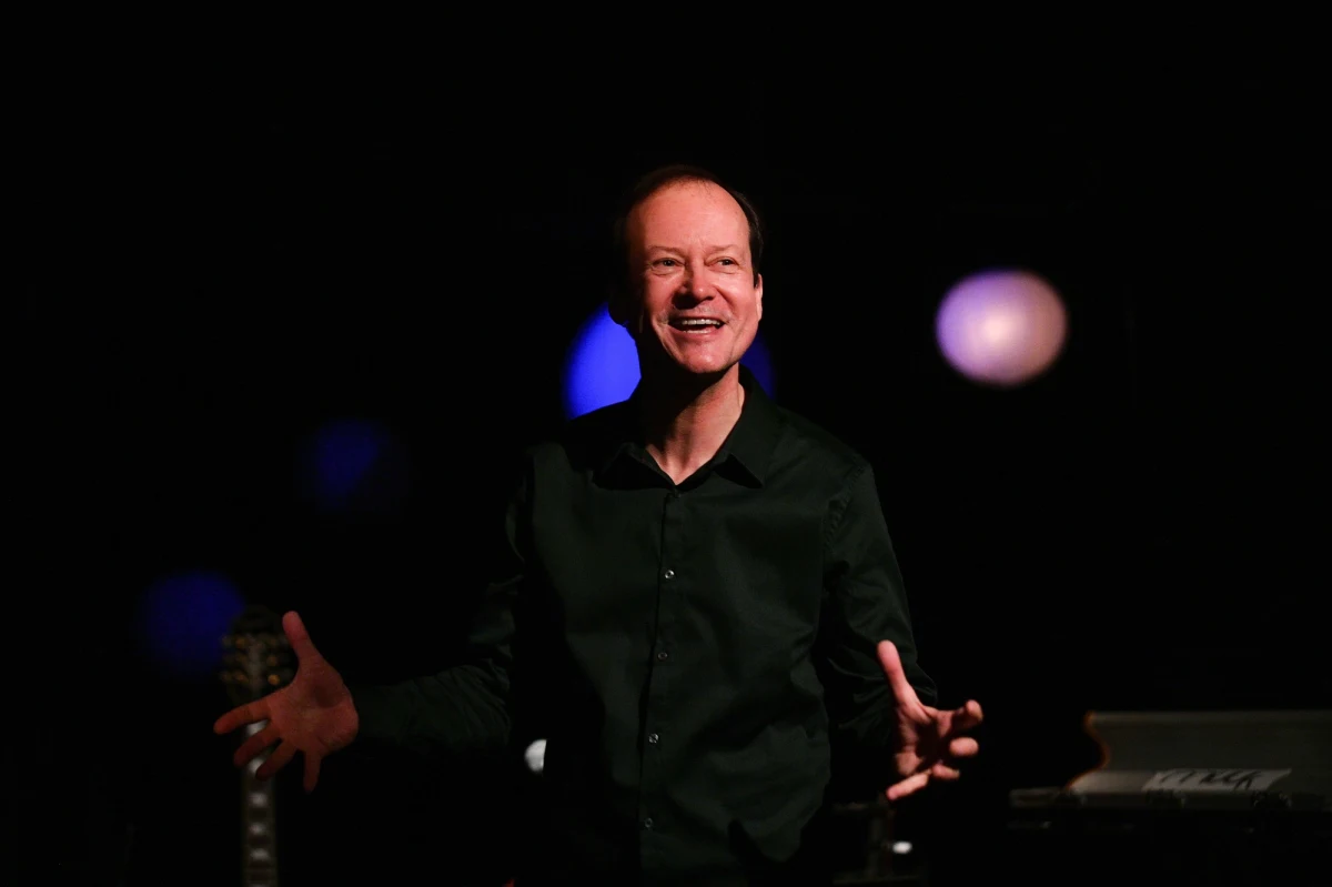 Te piosenki, które wybrałem, są i mocne, i energetyczne, czasem smutne i refleksyjne, ale dla mnie wspólny mianownik to jest rodzaj słono-gorzkiego smaku - mówi PAP autor, wykonawca i reżyser recitalu "Licencja na lirykę". Premiera w Teatrze Ateneum w Warszawie - w sobotę.