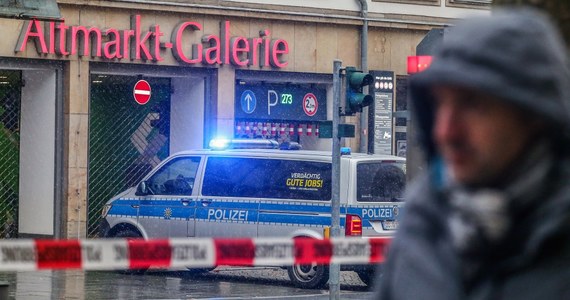 Uzbrojony napastnik przetrzymywał dwoje zakładników w aptece w galerii handlowej w niemieckim Dreźnie. Wcześniej 40-letni mężczyzna zabił swoją matkę. Ok. godz. 12:30 policja przepuściła szturm na aptekę i uwolniła zakładników - kobietę i dziecko. Jak podał "Bild", napastnik zmarł w wyniku odniesionych obrażeń. 
