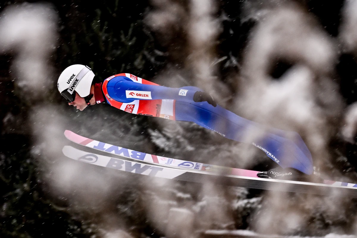 Reprezentacja Austrii zajęła pierwsze miejsce w konkursie drużyn mieszanych Pucharu Świata w skokach narciarskich w niemieckim Titisee-Neustadt. Polska, z Kingą Rajdą, Piotrem Żyłą, Nicole Konderlą i Dawidem Kubackim w składzie, zajęła siódme miejsce.