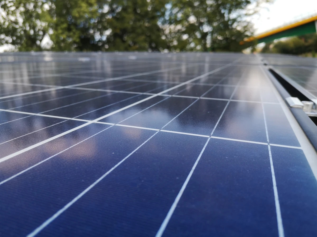 Ponad 1 mln zł oszczędności rocznie ma przynieść inwestycja Miasta Łódź w fotowoltaikę. Panele zostaną zamontowane na 59 miejskich placówkach – przedszkolach, szkołach, żłobkach i domach pomocy społecznej. Inwestycja o wartości ok. 10 mln zł ma się zwrócić w ciągu ok. 10 lat.