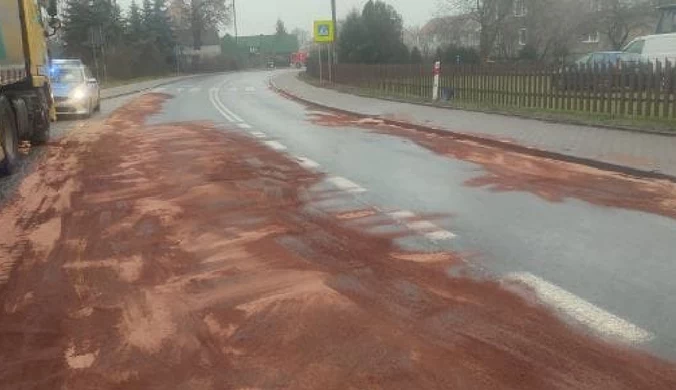 Dolny Śląsk: 20-kilometrowa plama na drodze. To paliwo, które wylało się z ciężarówki 