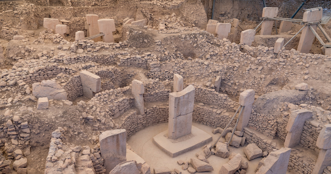 Odkryte w Göbekli Tepe symbole mogą być kolejnym dowodem na wpływ obserwacji kosmosu na życie prehistorycznych ludzi. Najnowsze badania sugerują, że te rzeźby są najstarszym kalendarzem lunisolarnym na świecie, a także „pomnikiem” kosmicznej ingerencji w życie na Ziemi — uderzenia meteorytu ok. 13 tys. lat temu.