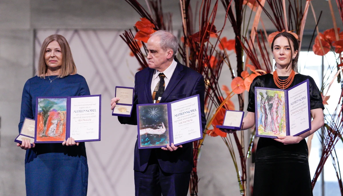 ​Przewodnicząca komitetu noblowskiego Berit Reiss-Andersen przyznała laureatom Pokojowej Narody Nobla z Białorusi, Rosji i Ukrainy złote medale oraz dyplomy. W laudacji komitet noblowski nazwał tegorocznych laureatów "mistrzami pokoju", którzy różnymi środkami, mając wspólny cel, przynieśli ludzkości największe dobro.
