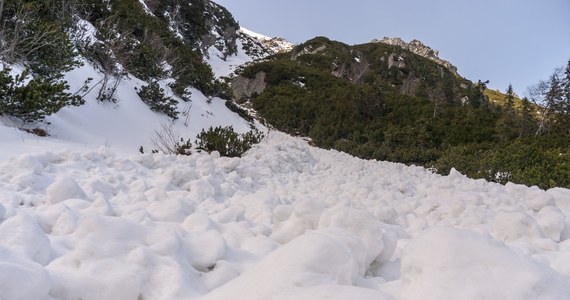 W rejonie Doliny Kondratowej w Tatrach oraz Szpiglasowej Przełęczy zeszły lawiny śnieżne. TOPR informuje o śmierci jednej z poszkodowanych osób. 