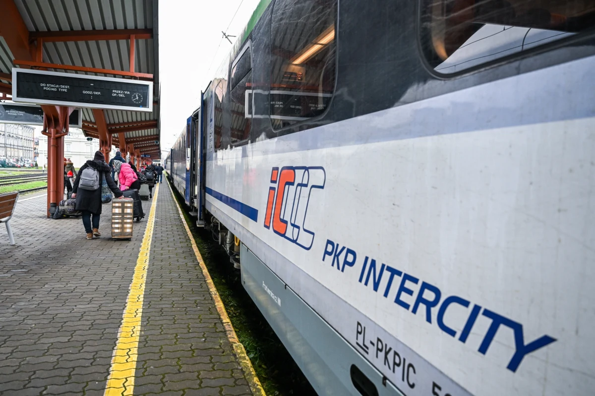 Więcej komfortowych połączeń i powrót większości pociągów na podstawową trasę do Poznania – to najważniejsze nowości dla województwa zachodniopomorskiego w nowym rocznym rozkładzie jazdy PKP Intercity, który zacznie obowiązywać w niedzielę.