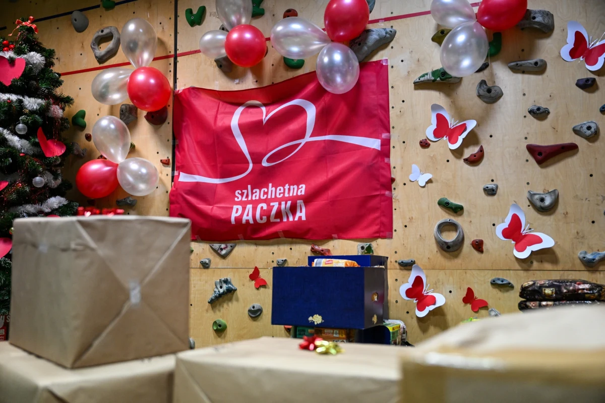 Weekend Cudów Szlachetnej Paczki to wyjątkowy czas w roku.  W dniach 10 – 11 grudnia wolontariusze pukają do drzwi najbardziej potrzebujących i przekazują pomoc przygotowaną przez darczyńców, która odpowiada na konkretne potrzeby. To moment pełen emocji, wzruszeń i radości. 
