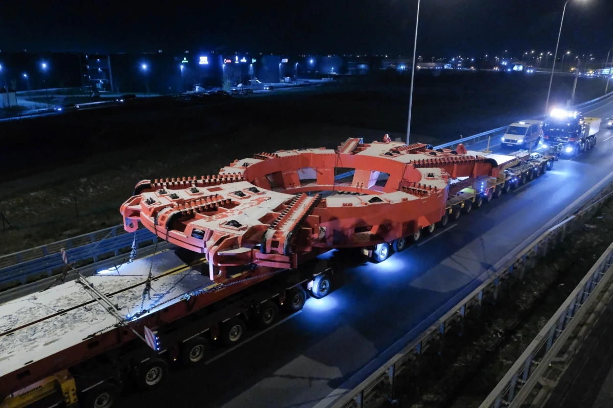 W nocy z soboty na niedzielę przez ulice Warszawy przejedzie drugi konwój maszyny TBM. Łączna waga przewożonego ładunku wynosi prawie 500 ton. Sprawdź gdzie mogą być utrudnienia. 