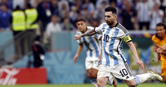 FIFA wszczęła postępowanie dyscyplinarne przeciwko piłkarskiej reprezentacji Argentyny. Chodzi o zachowanie jej zawodników podczas ćwierćfinałowego meczu mistrzostw świata z Holandią. 