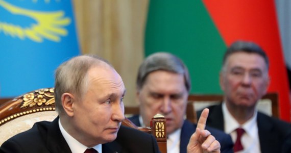 Prezydent Władimir Putin po raz drugi w ciągu kilku dni wypowiedział się o możliwości zmiany rosyjskiej doktryny wojennej i wprowadzenia do niej zapisów o prewencyjnym uderzeniu atomowym - podkreśla stacja CNN. Tym razem takie sformułowania padły podczas konferencji prasowej Putina w stolicy Kirgistanu Biszkeku. 
