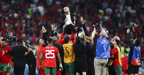 Marokańskie media szeroko komentują sobotnie zwycięstwo reprezentacji swojego kraju nad Portugalią 1:0 w ćwierćfinale mundialu. "Drużyna Walida Regraguiego osiągnęła historyczny awans do półfinałów mistrzostw świata" - oceniają. Media portugalskie twierdzą z kolei, że podopieczni trenera Fernando Santosa zaprzepaścili ogromną szansę na wejście do najlepszej czwórki mistrzostw świata.