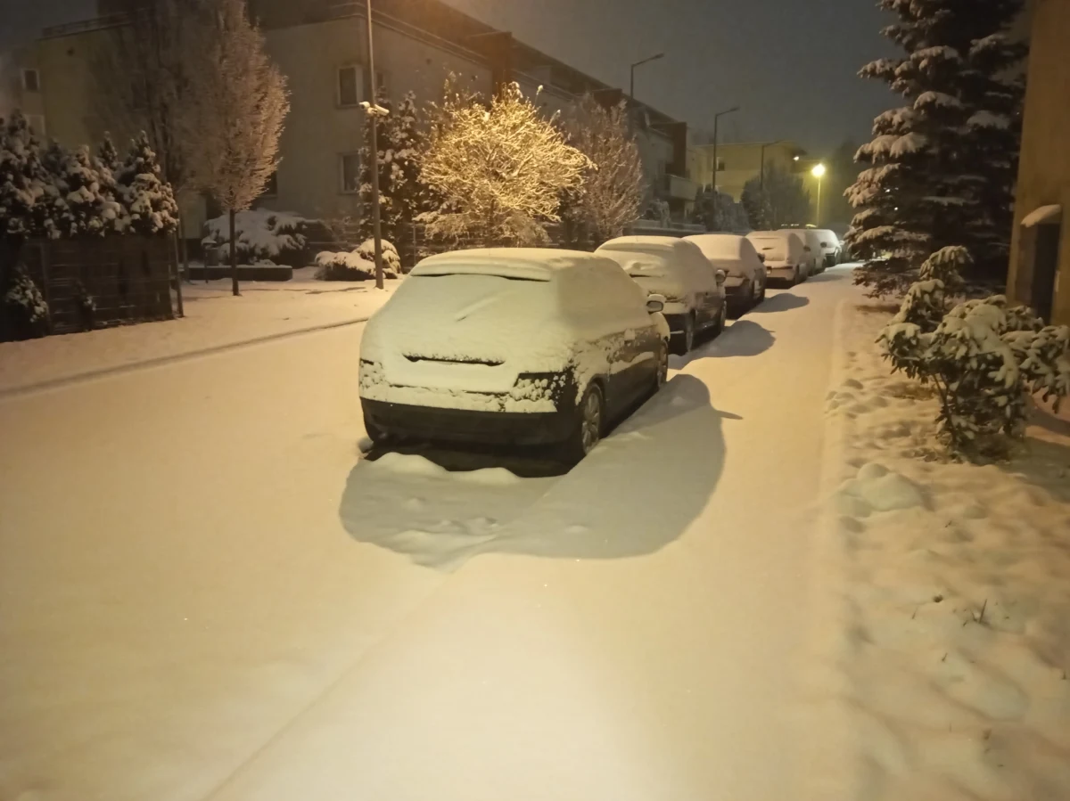 Duże zachmurzenie i opady śniegu, na wschodzie okresami intensywne. Tak zapowiada się niedziela. Wszystko to za sprawą niżu Brygida. IMGW wydał ostrzeżenie 2. stopnia dla części województw. 