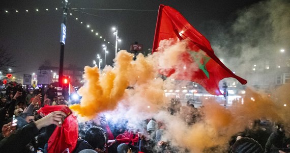 Zamieszki w Amsterdamie i Hadze. Wszczęli je kibice Maroka, świętujący zwycięstwo reprezentacji tego kraju nad Portugalią i awans do półfinału mundialu. 