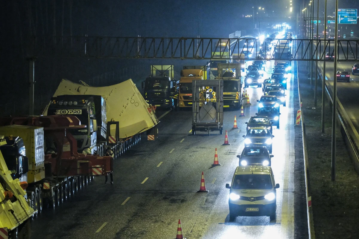 Kolumna transportująca maszynę TBM, która ma wydrążyć tunel na odcinku S19 Rzeszów - Babica (Podkarpackie), przejechała ulicami Warszawy - poinformowała w niedzielę GDDKiA. Pojazdy zatrzymały się na S17 na wysokości węzła Lubelska. W dalszą drogę wyruszą w niedzielę o godz. 22 - dodano.