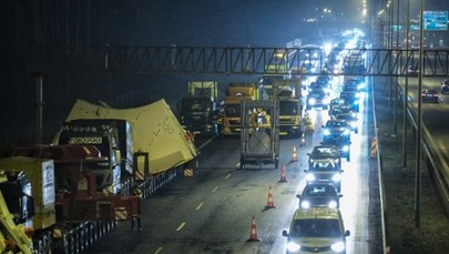 Kolumna z gigantyczną maszyną TBM przejechała przez stolicę