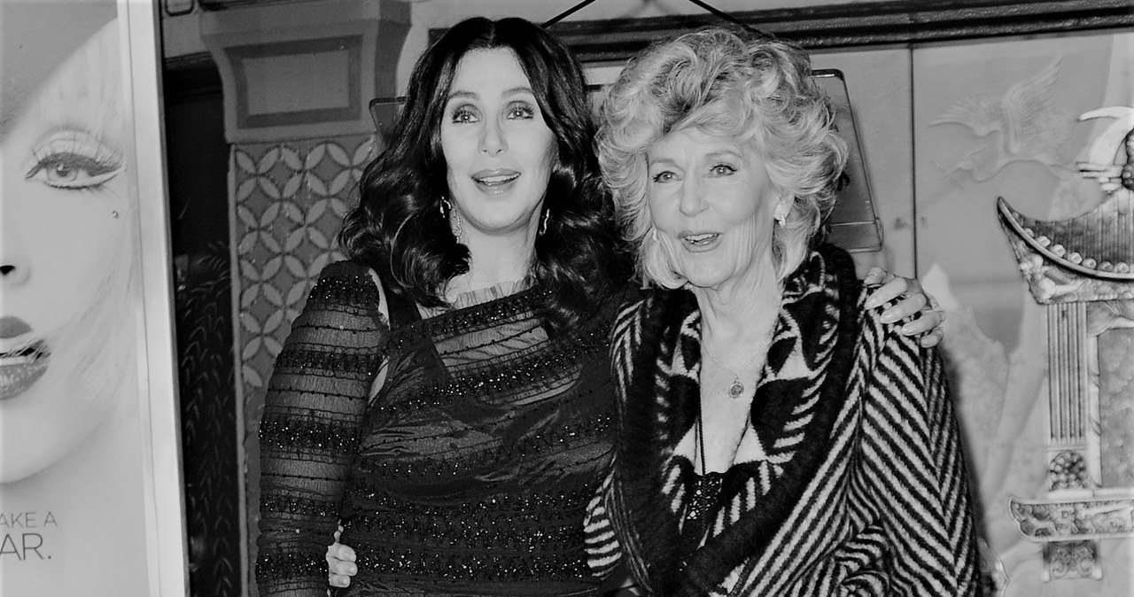 Piosenkarka Cher poinformowała w mediach społecznościowych, że jej mama, Georgia Holt, zmarła. Fani i przyjaciele przesyłają jej słowa wsparcia. 