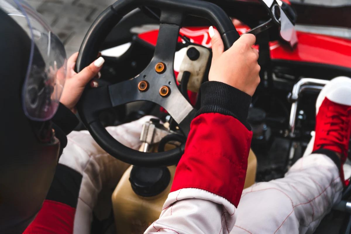 Policja wyjaśnia okoliczności wczorajszego wypadku, do którego doszło na torze kartingowym w Kaliszu. Szalik jednej z uczestniczek zabawy wkręcił się w oś gokarta. 