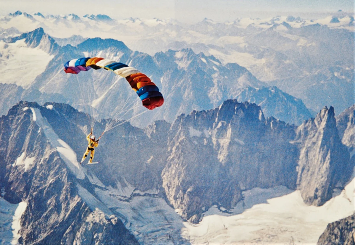 "Moi rodzice na pewno się nie spodziewali, jak ekstremalnie szalonego bachora sprowadzili na świat. Słowo "ekstremalny" poznałem co prawda później, a przydomek "Peru" zyskałem po kilkunastu latach życia pełnego przygód. (...) Na pewno było to po kilku moich nieziemskich wyczynach w Whistler, które wówczas było dopiero na początku drogi do stania się dużym ośrodkiem narciarskim w Kolumbii Brytyjskiej w Kanadzie" - pisze we wstępie "Szusss, czyli jak przeżyłem samego siebie" Peter "Peru" Chrzanowski. O swojej książce, o wypadkach, najtrudniejszych zjazdach, podróży dookoła świata na pokładzie samolotu DC Dakota z czasów II wojny światowej, filmowaniu i o tym, dlaczego lubi mieszkać w domku w środku lasu, a przede wszystkim o tym, jak żyć żeby móc powiedzieć "żyłem naprawdę" opowiedział Katarzynie Staszko. 