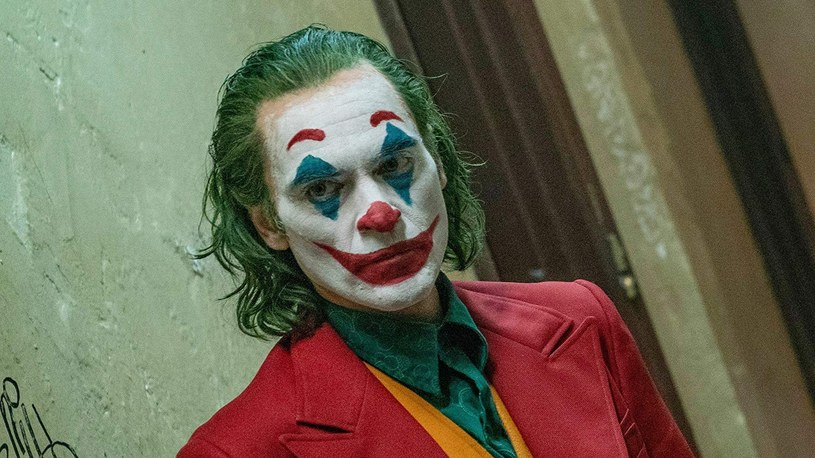 Todd Phillips poinformował o rozpoczęciu na planie kontynuacji "Jokera" o podtytule Folie à deux". Przy okazji zaprezentował fanom pierwsze zdjęcie tytułowego bohatera granego ponownie przez Joaquina Phoeniksa.