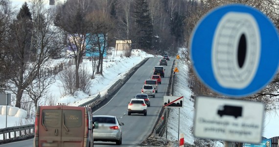 Z powodu intensywnych opadów śniegu w niedzielę na podhalańskich drogach panują bardzo trudne warunki. Tiry mają problemy z podjazdami. Na Zakopiance rano zalegał śnieg, a samochody poruszały się z minimalną prędkością. Jazda lokalnymi drogami jest też bardzo utrudniona przez zalegający śnieg.