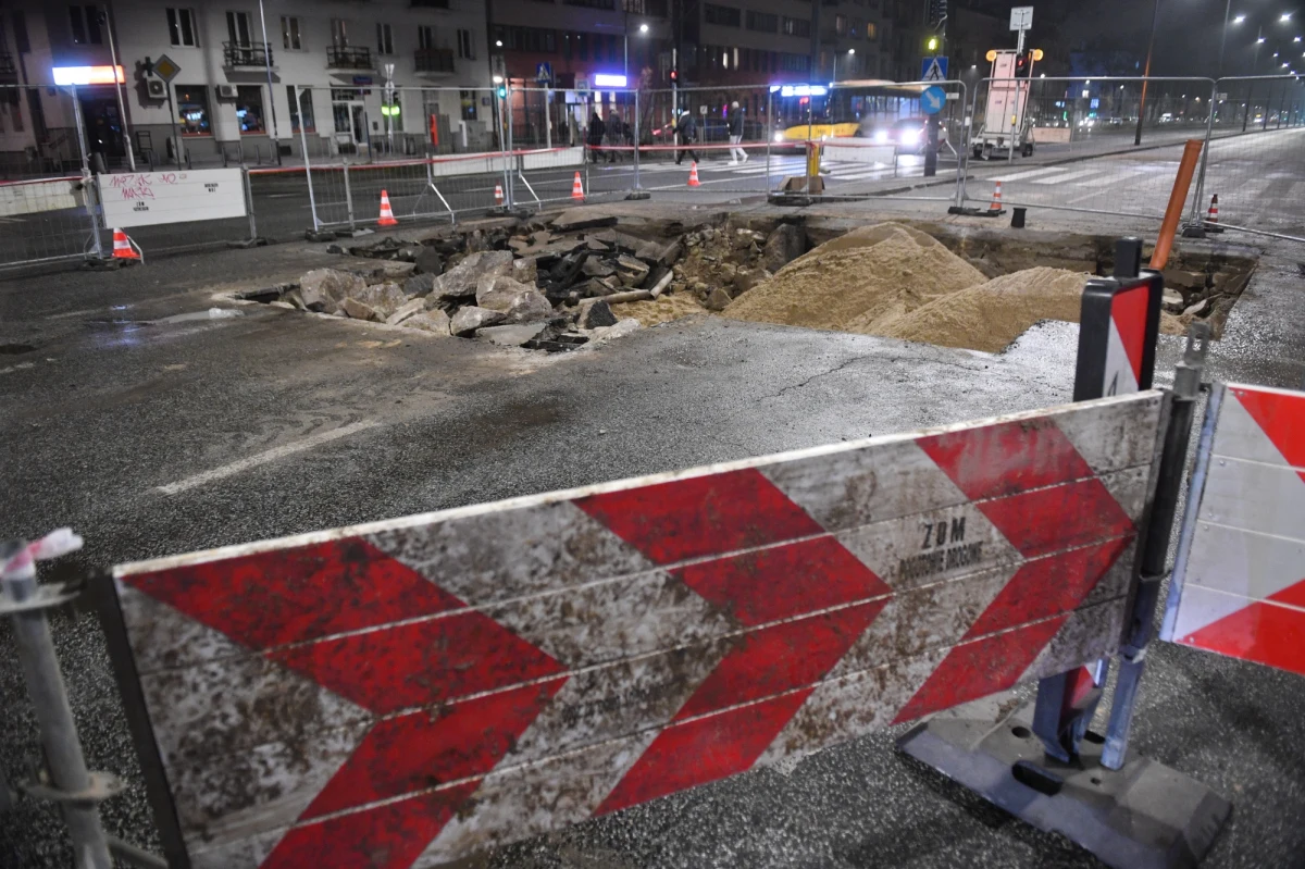 Przedłużają się utrudnienia w ruchu na ulicy Grochowskiej, gdzie w piątek po południu zapadła się jezdnia w wyniku awarii wodociągowej. Wodociągowcy wymienili pięciometrowy odcinek magistrali i zajmą się odtworzeniem jezdni. Droga powinna być przejezdna najpóźniej w poniedziałek rano. 