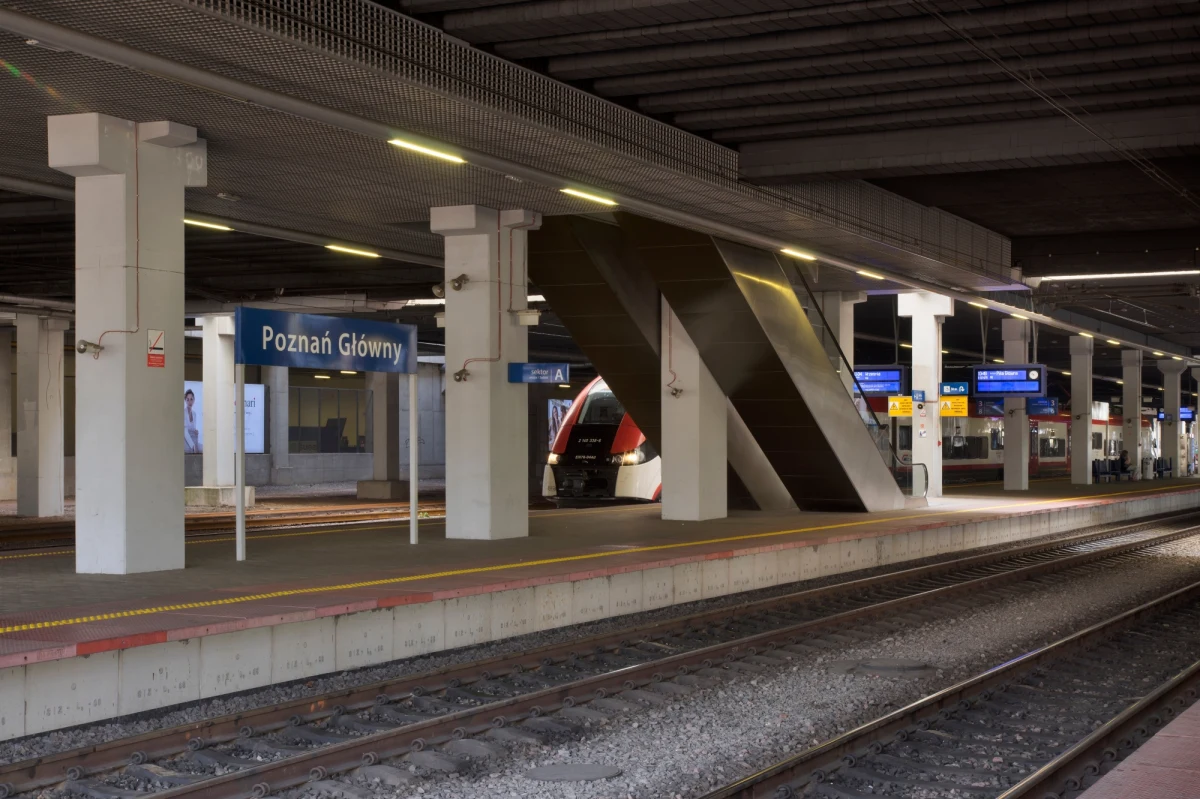 Od poniedziałku podróżni na stacji kolejowej Poznań Główny będą korzystać z nowego peronu - poinformowały PKP Polskie Linie Kolejowe S.A.  Budowa platformy i przebudowa przejścia podziemnego pod dworcem kosztowała ponad 111 mln zł.