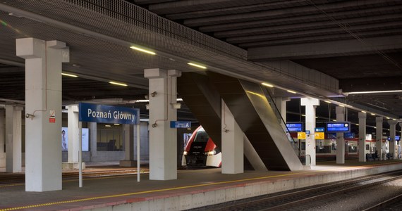 Od poniedziałku podróżni na stacji kolejowej Poznań Główny będą korzystać z nowego peronu - poinformowały PKP Polskie Linie Kolejowe S.A.  Budowa platformy i przebudowa przejścia podziemnego pod dworcem kosztowała ponad 111 mln zł.