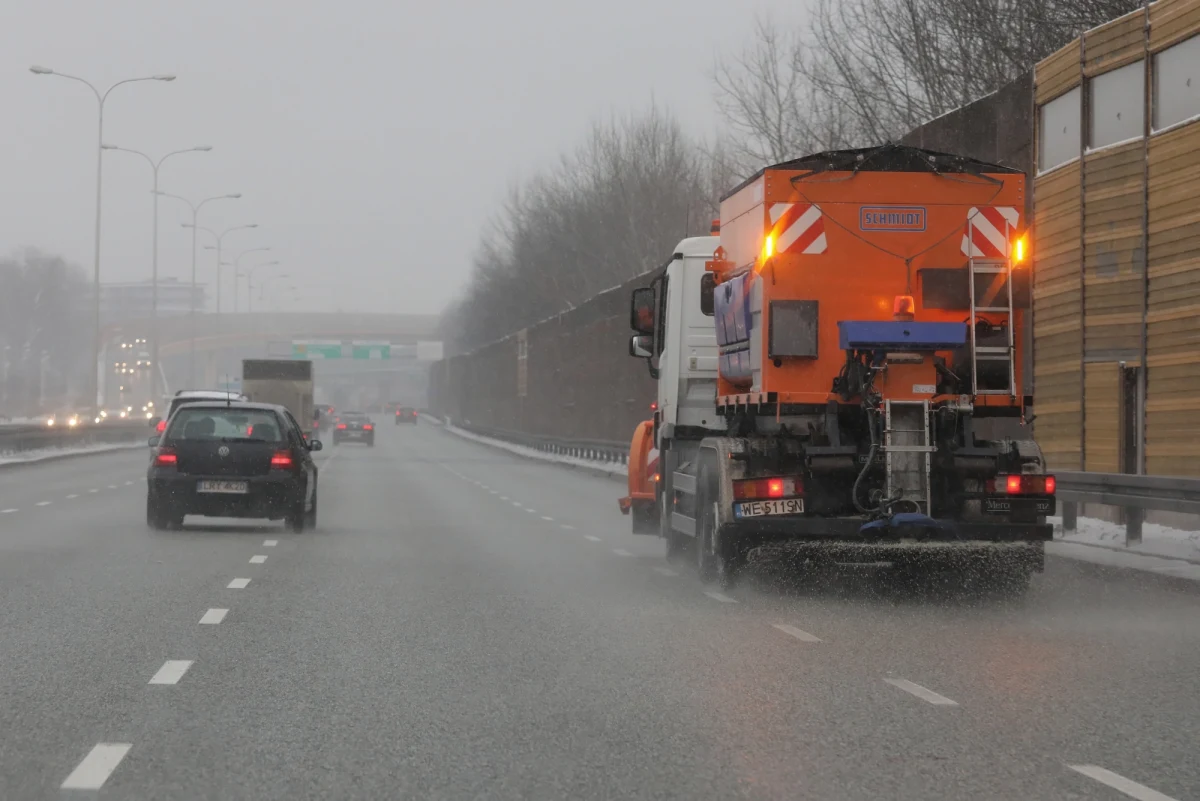 W niedzielę Zarząd Oczyszczania Miasta skierował dodatkowo 42 posypywarki na mosty, wiadukty i strome ulice. Wcześniej stołeczny ZOM informował, że na ulicach, którymi kursują autobusy miejskie, pracuje 170 posypywarek.