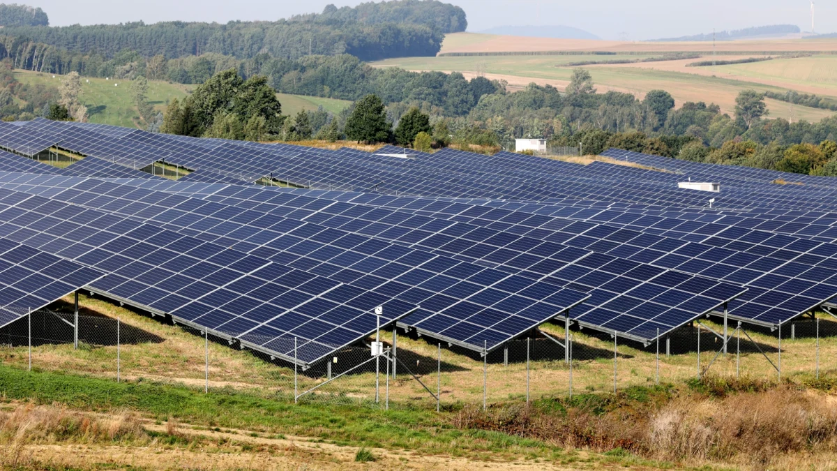 Farma fotowoltaiczna o mocy 12 MW powstanie na terenach rolniczych i nieużytkach w Jaworze na Dolnym Śląsku. Siłownia ma rozpocząć pracę do końca 2023 r., a produkowana tam energia w pierwszej kolejności zasili jaworskie szkoły i przedszkola, stacje uzdatniania wody, przepompownię czy miejską oczyszczalnię.