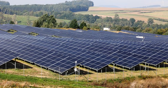 Farma fotowoltaiczna o mocy 12 MW powstanie na terenach rolniczych i nieużytkach w Jaworze na Dolnym Śląsku. Siłownia ma rozpocząć pracę do końca 2023 r., a produkowana tam energia w pierwszej kolejności zasili jaworskie szkoły i przedszkola, stacje uzdatniania wody, przepompownię czy miejską oczyszczalnię.