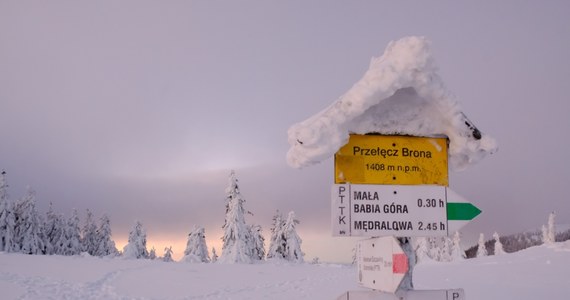 Od 6 do 15 cm śniegu spadło minionej doby w Beskidach, w rejonie Babiej Góry ogłoszono pierwszy stopień zagrożenia lawinowego – poinformowała Grupa Beskidzka GOPR. Warunki turystyczne w górach są trudne, prognozowane są dalsze opady.