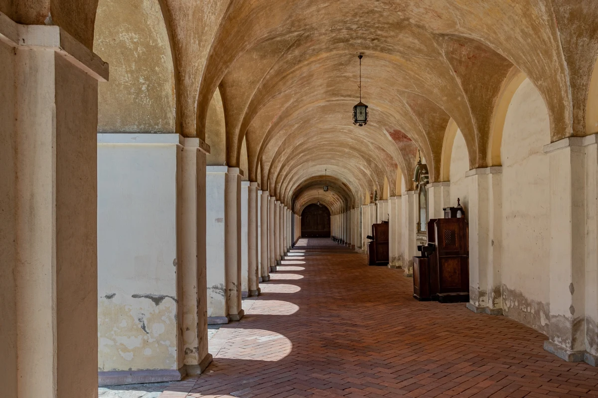 W sanktuarium w Świętej Lipce na Mazurach na dwóch skrzydłach krużganków zamontowano przezroczyste szklane osłony, które mają pomóc chronić ponad 300-letnie polichromie. Jest to nowatorski sposób ochrony zabytku - poinformował o. Grzegorz Nogal, proboszcz, superior i kustosz ze Świętej Lipki.
