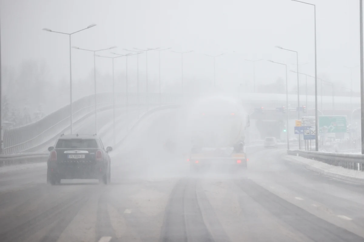 Niż Brygida dotarł nad Polskę. Przyniósł opady śniegu - a to oznacza kłopoty dla wielu kierowców. Od rana na Gorącą Linię RMF FM dostajemy od Was sygnały o fatalnych warunkach na drogach.
