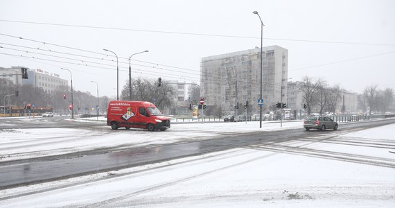 Na stołecznych ulicach panują trudne warunki, ze względu na padający śnieg; doszło do kilku kolizji. Po mieście jeździ 170 pługosolarek, które objechały już ponad 1,6 km ulic.