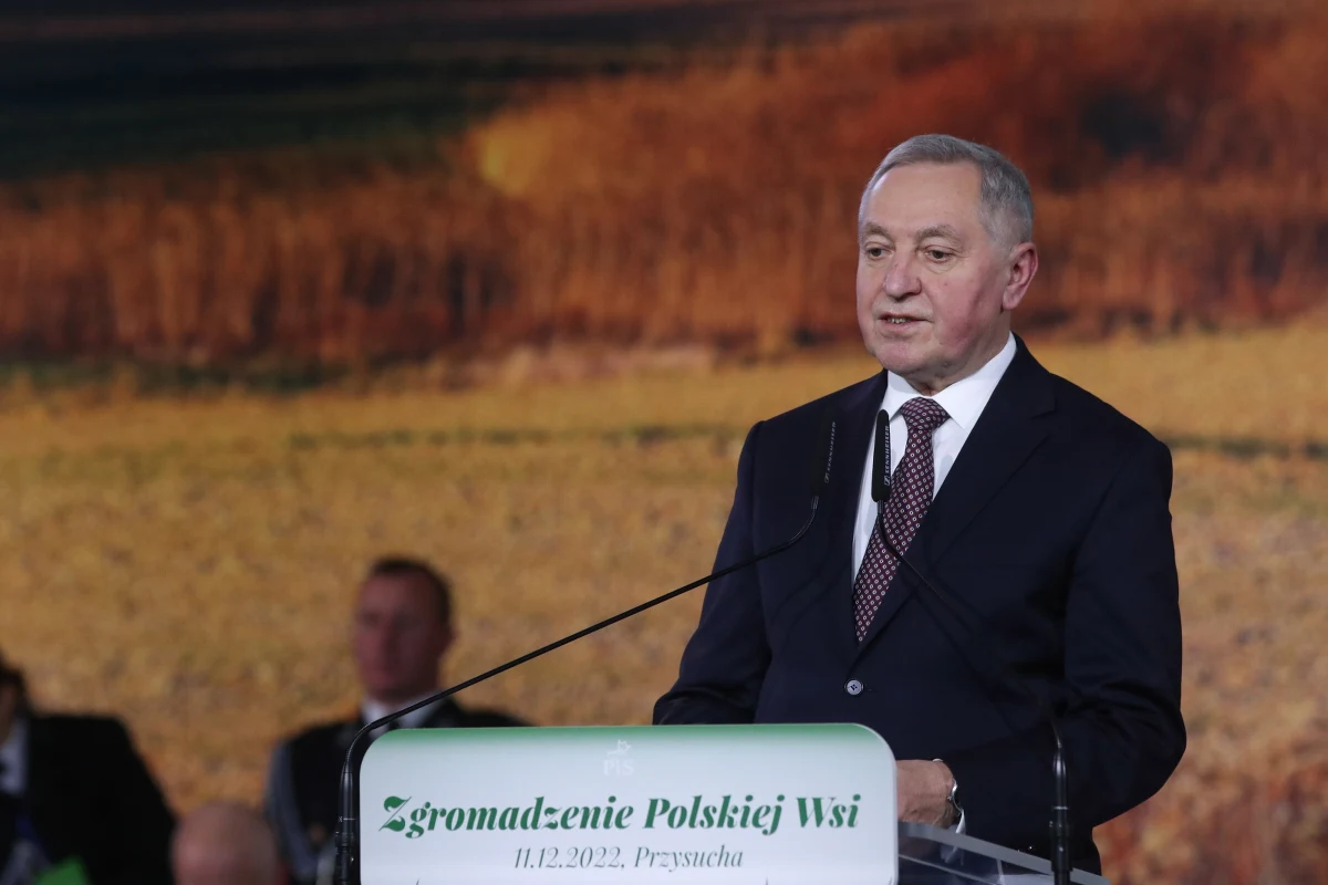 "Chcemy wprowadzić ustawę o obowiązku czipowania psów. Tak, żeby każdy był odpowiedzialny za to zwierzę, którym się opiekuje" - zapowiedział w niedzielę w Przysusze wicepremier, minister rolnictwa Henryk Kowalczyk. Minister mówił też m.in. o planach limitów dopłat do paliwa dla producentów trzody chlewnej, a także o większych dopłatach do każdej rodziny pszczelej.