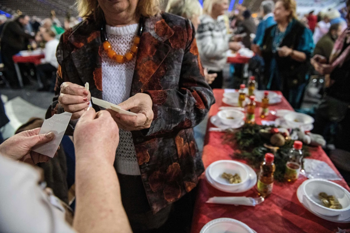 Miejska wigilia odbędzie się w formie stacjonarnej w Hali Expo, gdzie przy stole zasiądzie 400 osób, i w mobilnej w postaci 600 paczek ze świątecznymi potrawami, które zostaną potrzebującym dostarczone do domów – poinformowała prezydent Łodzi Hanna Zdanowska.