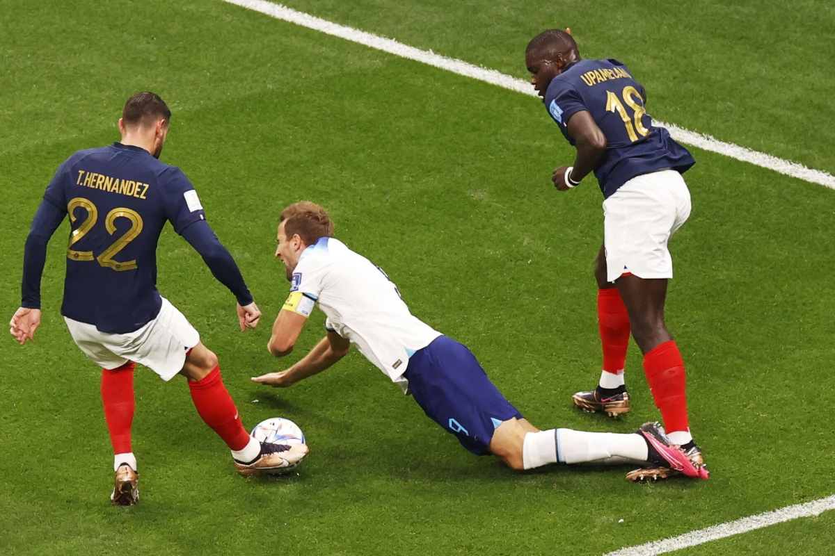 "Anglia została okradziona" - krzyczy w nagłówku "Daily Mail" powołując się na pełne żalu opinie kibiców z Wysp. Fani Lwów Albionu upatrzyli sobie nawet winnego całej sytuacji i wskazują na brazylijskiego sędziego meczu Wiltona Sampaio.  