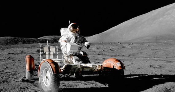 11 grudnia 1972 r. ludzie po raz ostatni – jak dotąd - wylądowali na Księżycu. Po Srebrnym Globie astronauci misji Apollo 17 poruszali się łazikiem Lunar Roving Vehicle (LRV), którego konstruktorem był polski inżynier Mieczysław Bekker.