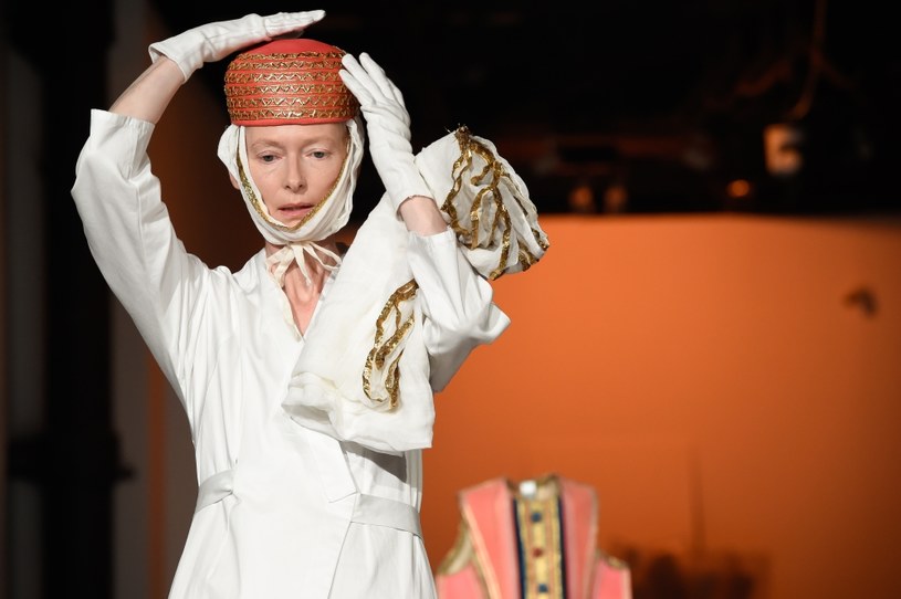 Podczas trwającego w Paryżu festiwalu sztuki Festival d’Automne można oglądać Tildę Swinton w stworzonym we współpracy z historykiem mody Olivierem Saillardem projekcie “Embodying Pasolini" ("Ucieleśnienie Pasoliniego"). Podczas performatywnych pokazów aktorka prezentuje widzom kostiumy z filmów Piera Paolo Pasoliniego.
