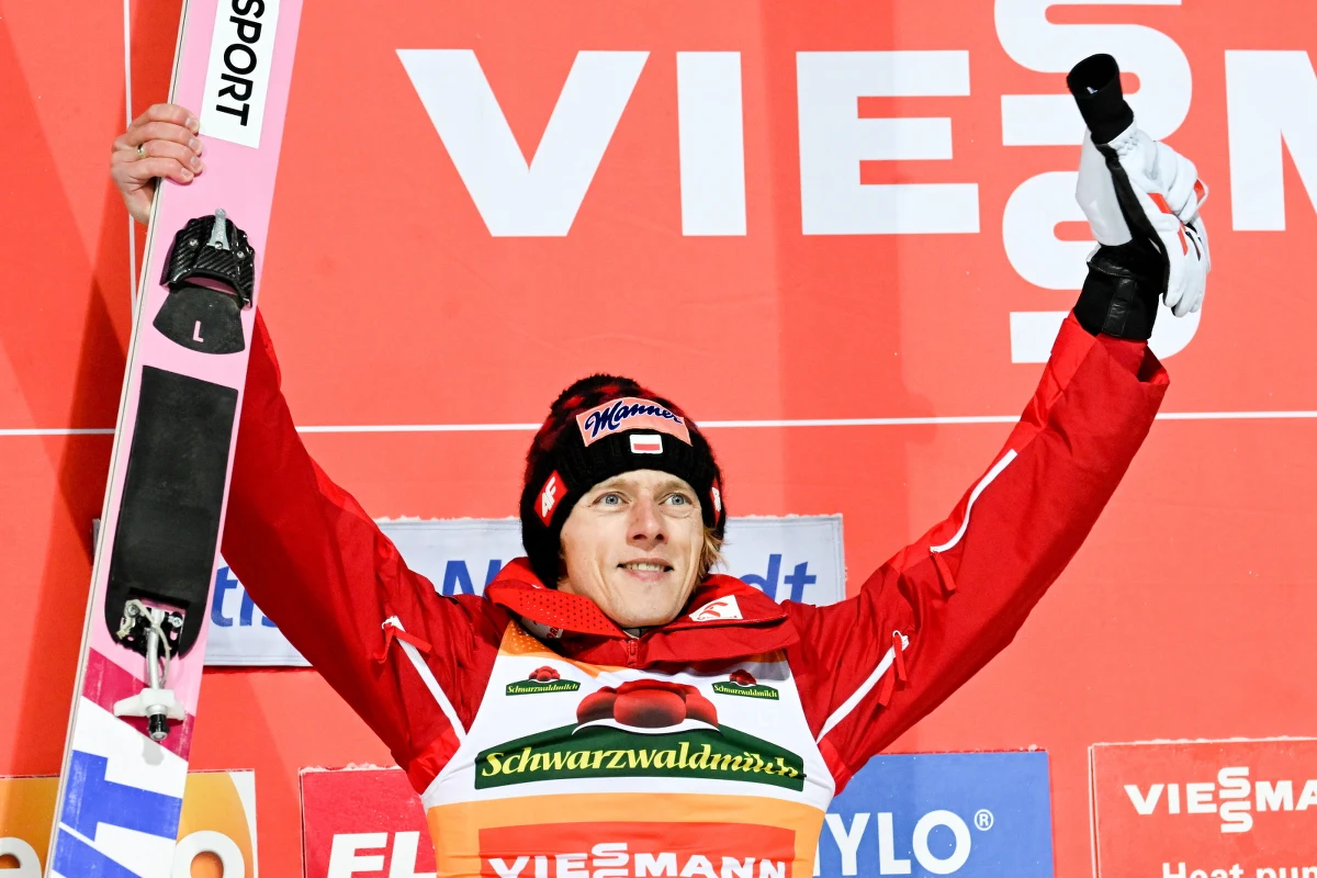 Dawid Kubacki wygrał niedzielny konkurs Pucharu Świata w skokach narciarskich w Titisee-Neustadt i umocnił się na prowadzeniu w klasyfikacji generalnej. W drugiej serii Polak skoczył 143 m. W pierwszej uzyskał 139,5 m. 